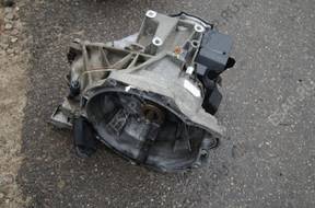 КОРОБКА ПЕРЕДАЧW FORD FOCUS MK1 XS4 год,7002FA 1.6 16V
